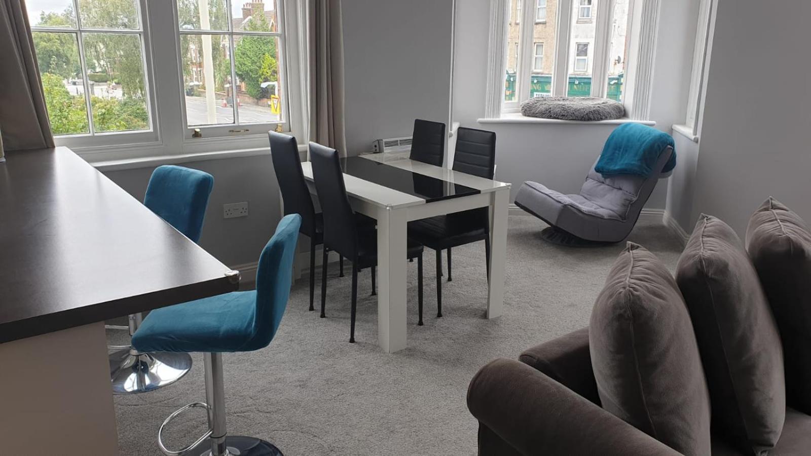 Lovely 2 Bed 2 Bath Flat With Free Parking Poole Exteriér fotografie